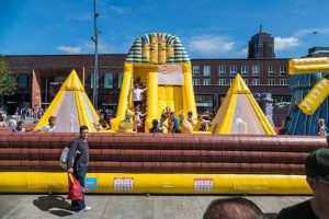 Huur het springkussen "Egypte" met grote glijbanen bij WE-inflate te Enschede