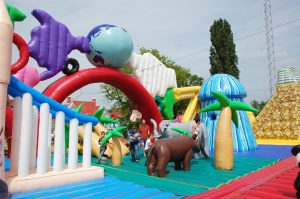 huur The World Tour, het grootste springkussen bij WE-inflate Enschede