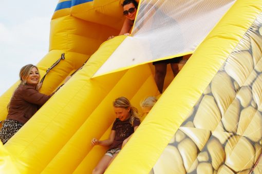 huur The World Tour, het grootste springkussen bij WE-inflate Enschede