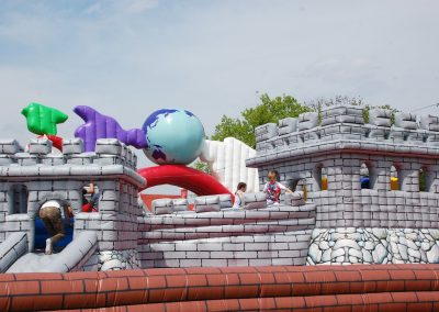 huur The World Tour, het grootste springkussen bij WE-inflate Enschede