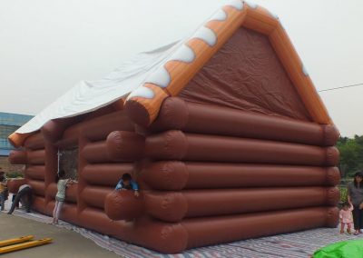 De ski hut, opblaasbare feesttent, partytent, thema tent huren of kopen bij WE-inflate