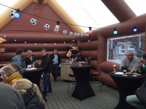 De ski hut, opblaasbare feesttent, partytent, thema tent huren of kopen bij WE-inflate