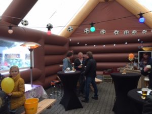 De ski hut, opblaasbare feesttent, partytent, thema tent huren of kopen bij WE-inflate