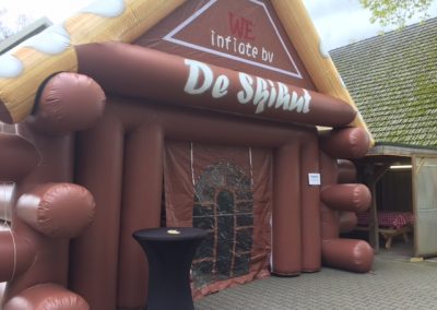 De ski-hut, opblaasbare feesttent, partytent, thema tent huren of kopen bij WE-inflate