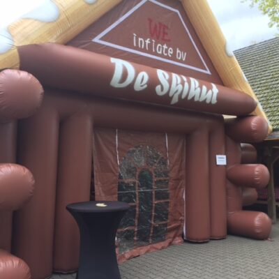 De ski-hut, opblaasbare feesttent, partytent, thema tent huren of kopen bij WE-inflate