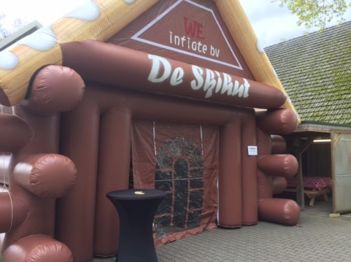 De ski-hut, opblaasbare feesttent, partytent, thema tent huren of kopen bij WE-inflate