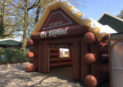 De ski hut, opblaasbare feesttent, partytent, thema tent huren of kopen bij WE-inflate