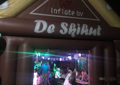 De ski hut, opblaasbare feesttent, partytent, thema tent huren of kopen bij WE-inflate