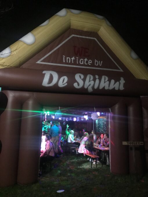 De ski hut, opblaasbare feesttent, partytent, thema tent huren of kopen bij WE-inflate