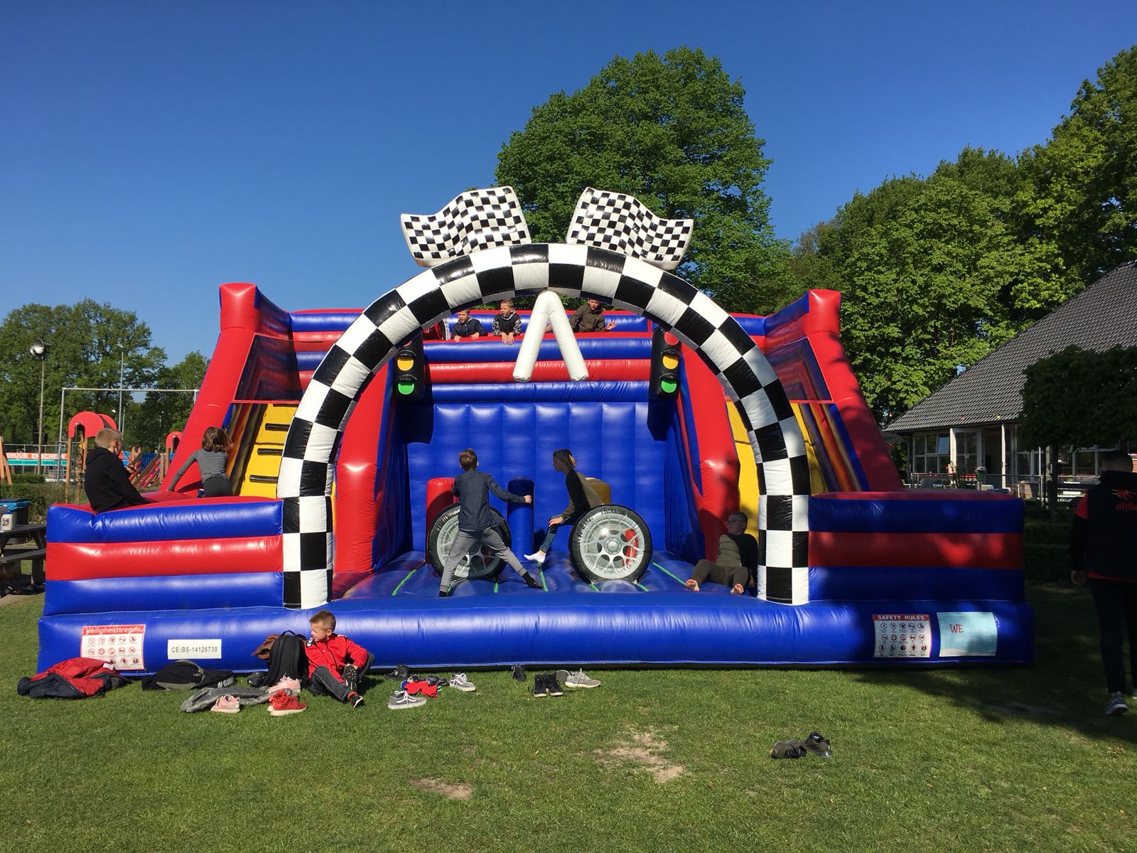 schoolbord Ingrijpen Mus MAX is een uitdagend sporttoestel/stormbaan voor ieder kind. - WE-inflate