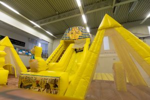 Huur het springkussen de Piramide van Egypte bij WE-inflate 3