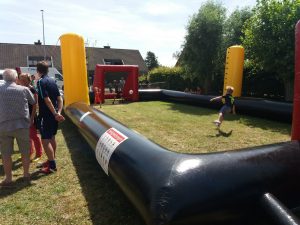 Opblaasbaar voetbalveld cq volleybalveld te koop bij WE-inflate