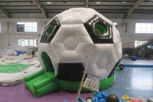 Opblaasbare voetbal te huur en te koop bij WE-inflate Enschede