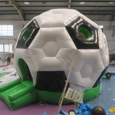 Opblaasbare voetbal te huur en te koop bij WE-inflate Enschede