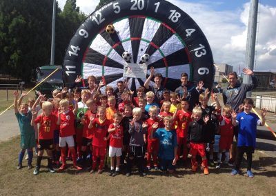 Voetbalveld en voetbal-/dartbord voor de voetbalstages Footfun!!