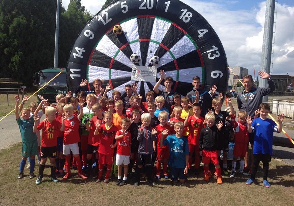 Voetbalveld en voetbal-/dartbord voor de voetbalstages Footfun!!