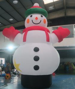 opblaasbare sneeuwpop te koop bij WE-inflate te Enschede
